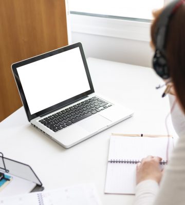 femme-au-travail-ayant-un-appel-video