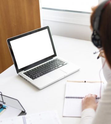 femme-au-travail-ayant-un-appel-video
